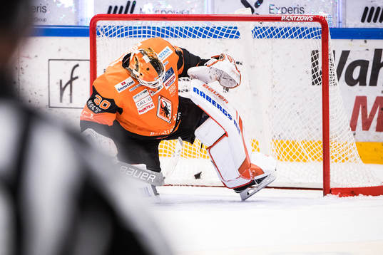 Karlskronas målvakt Henrik Lundberg ser pucken i mål