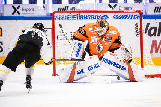 Brynäs Kevin Clark sätter en straff i mål bakom