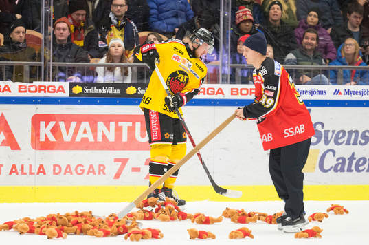 Luleås Robin Kovacs rensar