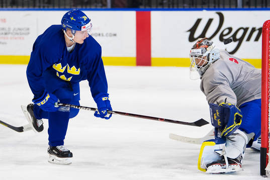 Lias Andersson och målvakten Filip Gustavsson på Sveriges