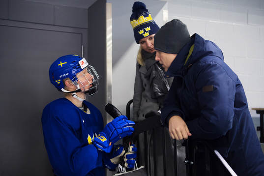 Rasmus Dahlin pratar med sin mamma Åsa och pappa Martin