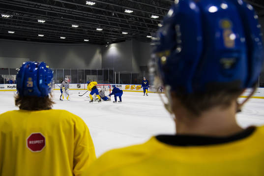 Axel Jonsson Fjällby skjuter mot målvakten Olle Eriksson