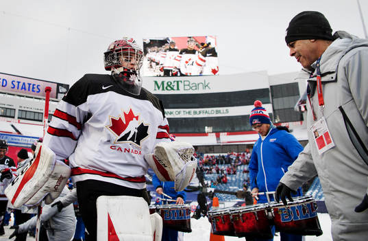 Kanadas Carter Hart gör entre till ishockeymatchen i JVM