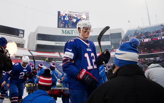 s Dylan Samberg innan ishockeymatchen i JVM mellan Kanada