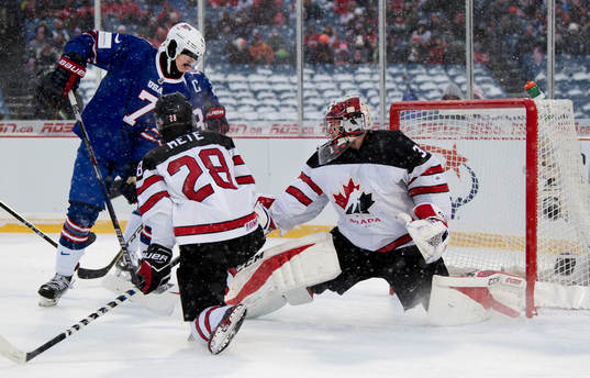 s Brady Tkachuk framför Kanadas målvakt Carter Hart