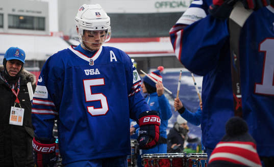 s Ryan Lindgren innan ishockeymatchen i JVM mellan Kanada