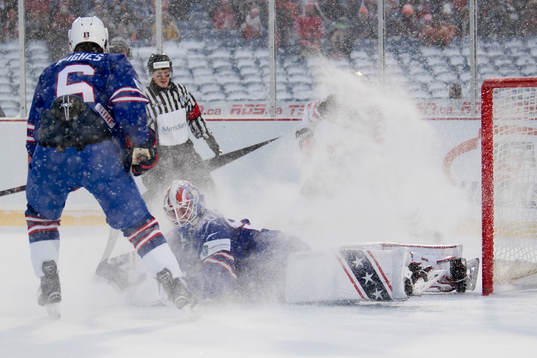 s Quinn Hughes och målvakt målvakt Jake Oettinger