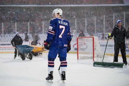s Brady Tkachuk tittar på hur stora mängder snö faller