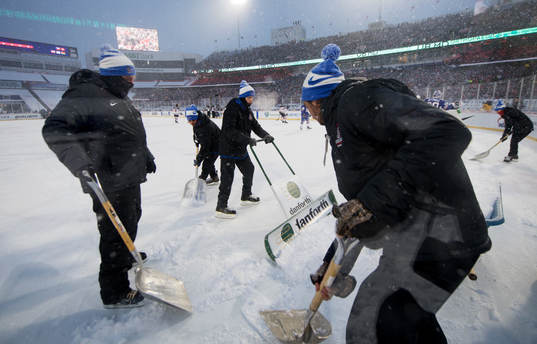 Stora mängder snö faller