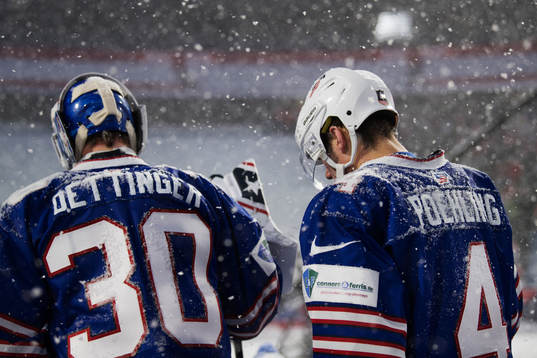 s målvakt Jake Oettinger och Ryan Poehling