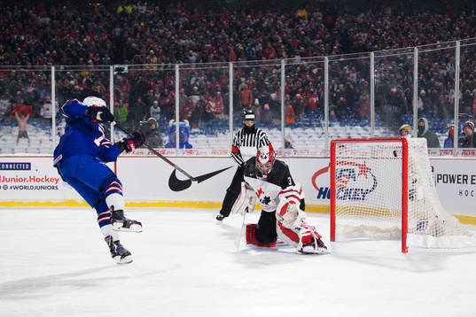 s Brady Tkachuk gör mål på Kanadas målvakt Carter Hart
