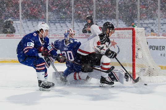 s Quinn Hughes och målvakt Jake Oettinger utmanas av