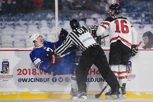 s Brady Tkachuk trycks ned av en linjedomare som går