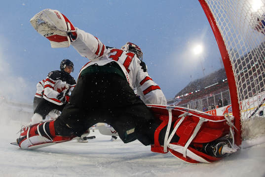 Kanadas Victor Mete och målvakt Carter Hart
