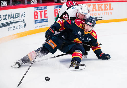 Malmö Redhawks Axel Wemmenblorn i kamp om pucken med
