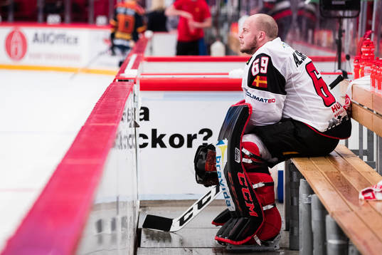 Malmö Redhawks målvakt Oscar Alsenfelt deppar i båset