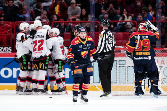 Malmö Redhawks Andy Miele jublar med lagkamrater och
