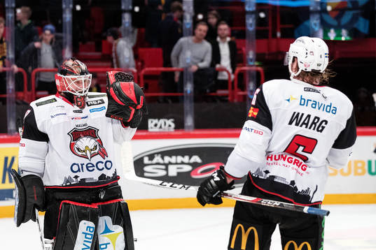 Malmö Redhawks målvakt Oscar Alsenfelt jublar