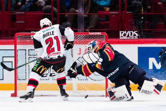 Malmö Redhawks Andy Miele gör 3-3 bakom Djurgårdens