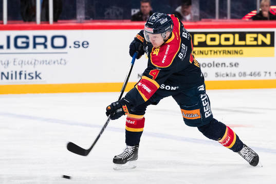 Djurgårdens Marcus Högström med ett skott