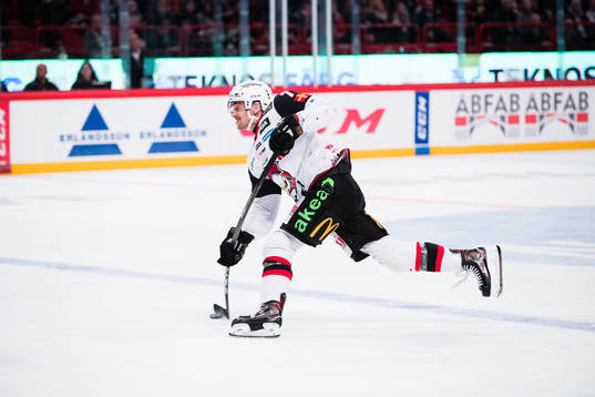 Malmö Redhawks Nils Andersson med ett skott