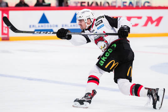 Malmö Redhawks Nils Andersson med ett skott