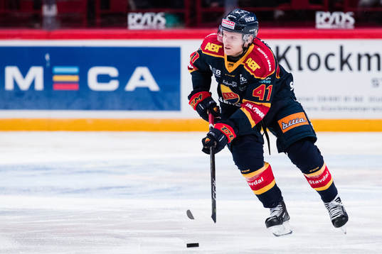 Djurgårdens Alexander Falk med pucken
