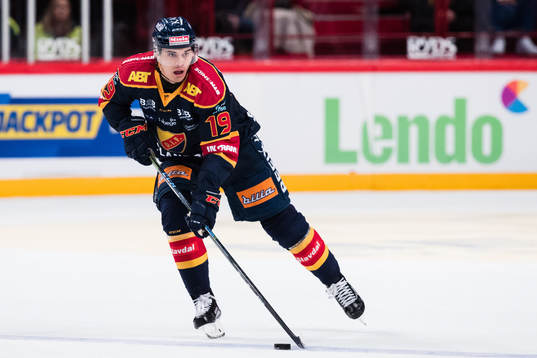 Djurgårdens Rene Bourque med pucken