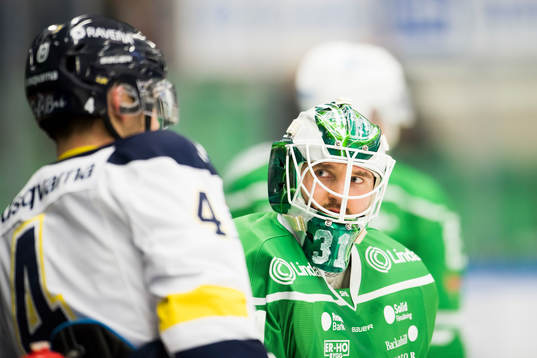Rögles målvakt Ville Kolppanen i samtal med HV71 Max Wärn