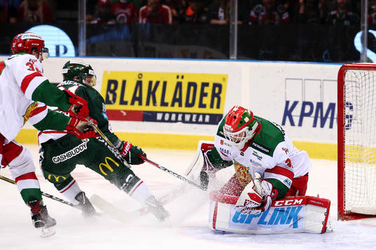 Frölundas Ryan Lasch med ett läge som räddas av Moras