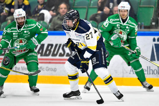 s David Gustafsson med puck
