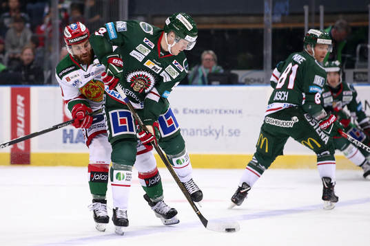 Frölundas Carl Grundström och Moras Jacob Lagacé i kamp