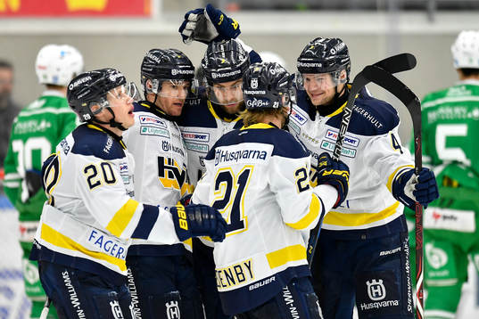 s Mattias Tedenby jublar med Lawrence Pilut, Stefan