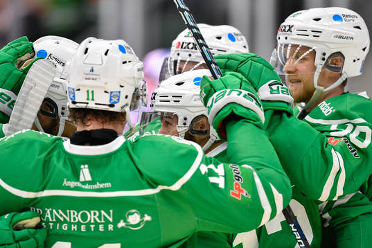 Rögles Jack Connolly jublar med lagkamrater