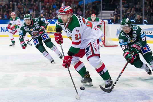 Moras Tomas Skogs före Frölundas Ryan Lasch