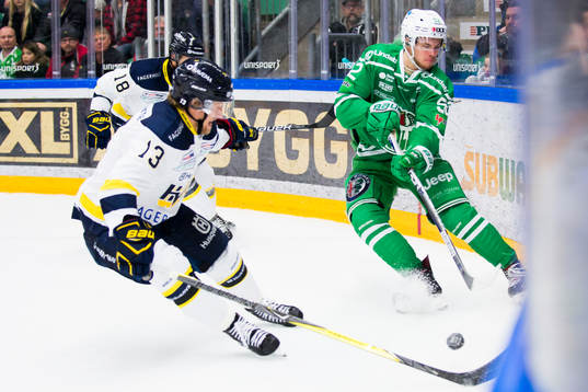 Rögles Lucas Elvenes och HV71 Oscar Sundh