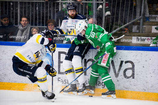 Rögles Sebastian Collberg och HV71 Topi Jaakola och