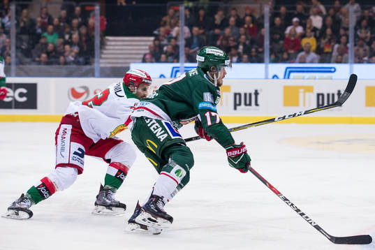 Frölundas Sebastian Stålberg före Moras Daniel Grillfors