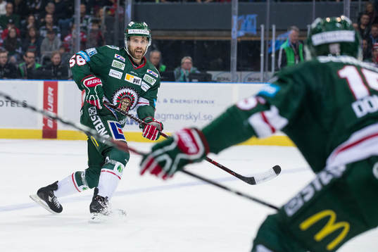 Frölundas Jonathan Sigalet passar Matt Donovan