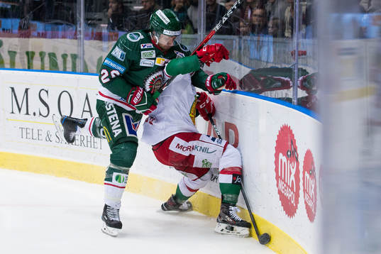 Frölundas Joel Lundqvist tacklar Moras Steven Seigo