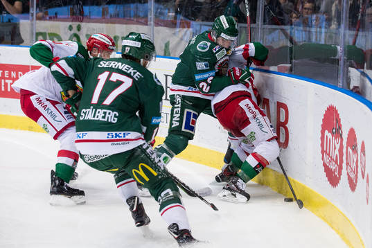 Frölundas Joel Lundqvist tacklar Moras Steven Seigo