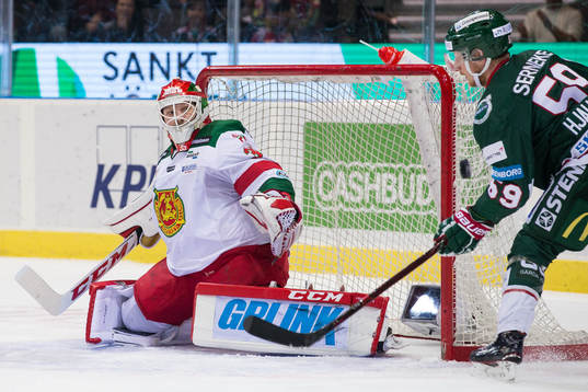 Moras målvakt Christian Engstrand motar ett skott och