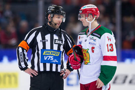 Domare Marcus Linde pratar med Moras Emil Bejmo