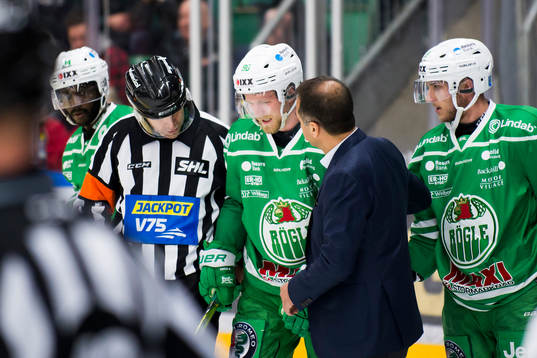 Rögles Ted Brithén får hjälp att lämna isen
