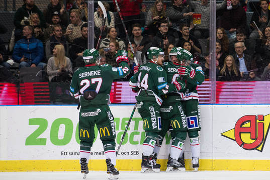 Frölundas Christoffer Ehn  jublar och omfamnas