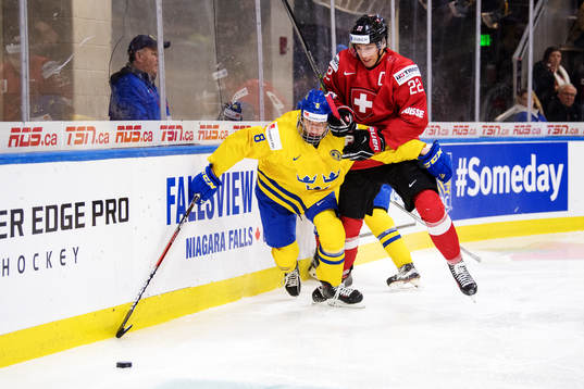 Sveriges Rasmus Dahlin och Schweiz Nando Eggenberger i