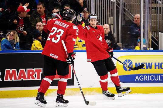 Schweiz Philipp Kurashev jublar med Nicolas Muller