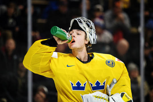 Sveriges målvakt Filip Larsson dricker vatten