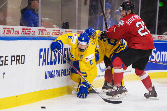 Sveriges Rasmus Dahlin och Erik Brännström utmanas av