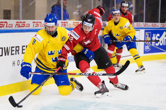 Sveriges Rasmus Dahlin utmanas av Schweiz Nando Eggenberger